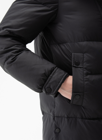 Женский пуховик с капюшоном из енота