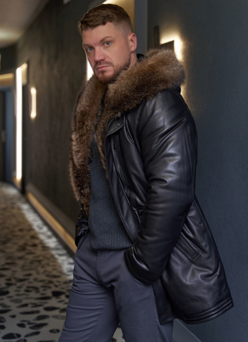 Пуховик из натуральной кожи с мехом енота