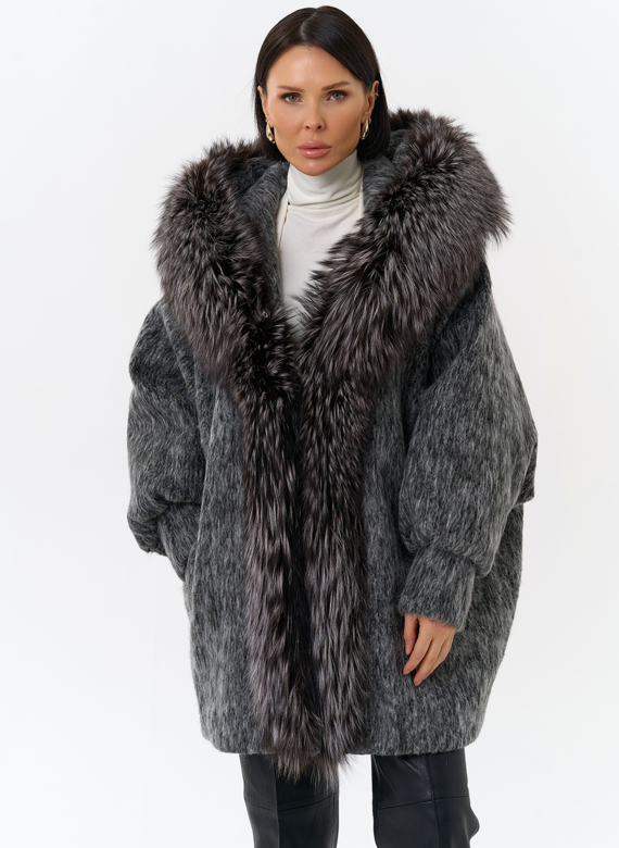 Женский удлиненный пуховик с отделкой из меха чернобурки