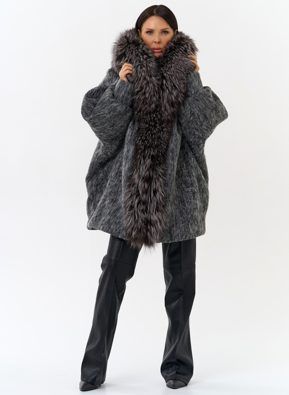 Женский удлиненный пуховик с отделкой из меха чернобурки