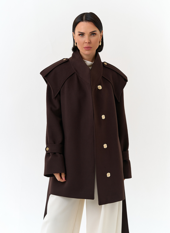 Женское укороченное пальто с акцентными плечами