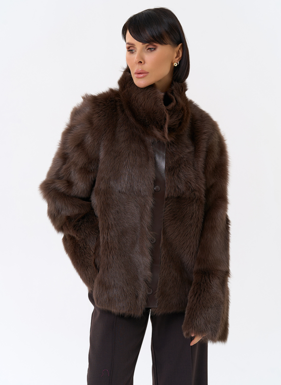 Женская короткая дубленка с воротником стойкой