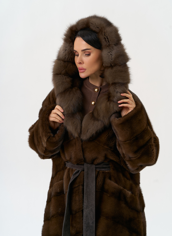 Шуба из меха норки с капюшоном из меха куницы