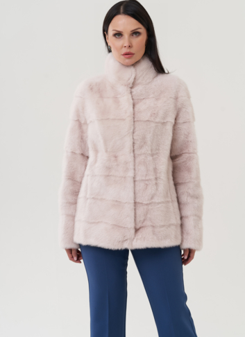 Шуба из меха норки бежевого цвета