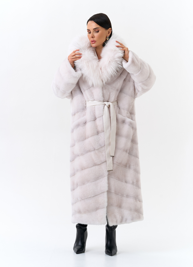 Белая шуба из меха норки с капюшоном из меха енота модель № 31714 в рассрочку