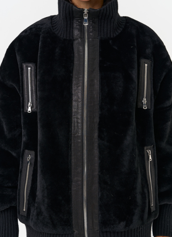 Женский бомбер из овчины черного цвета