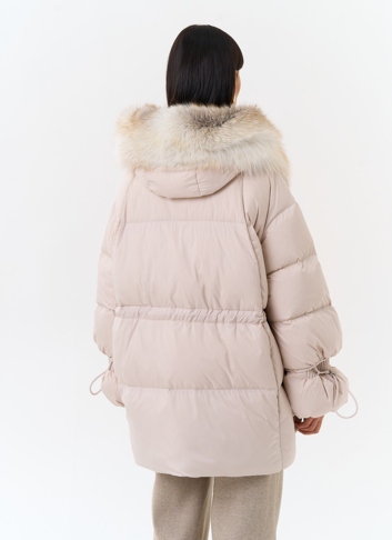 Женский пуховик с капюшоном из меха лисы