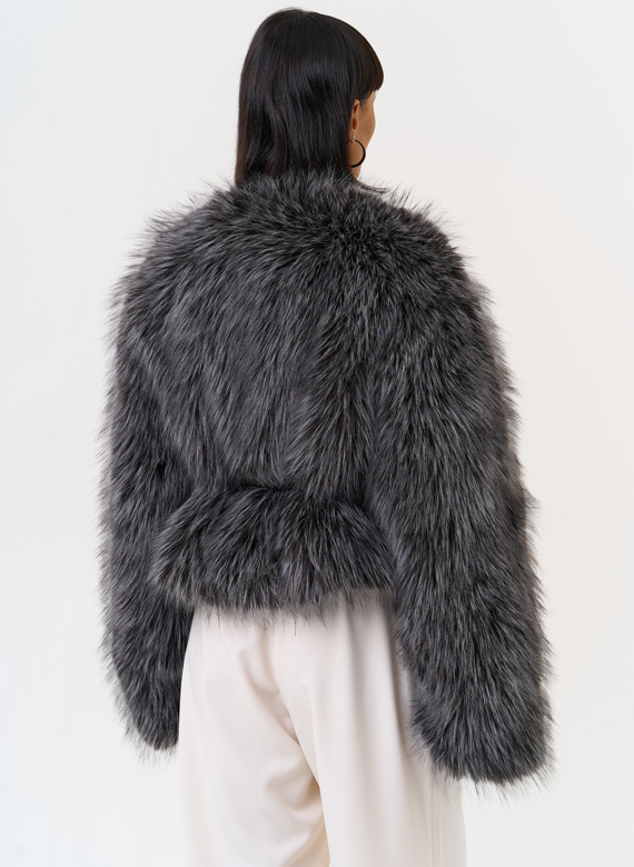 Короткая куртка из эко меха с декоративным поясом