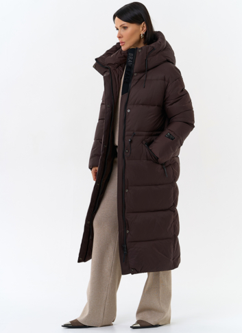 Женский пуховик коричневого цвета с капюшоном