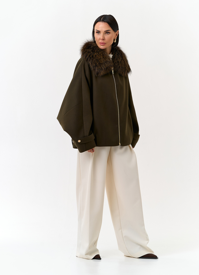 Женское укороченное пальто с отделкой из меха лисы модель № 32858 в кредит