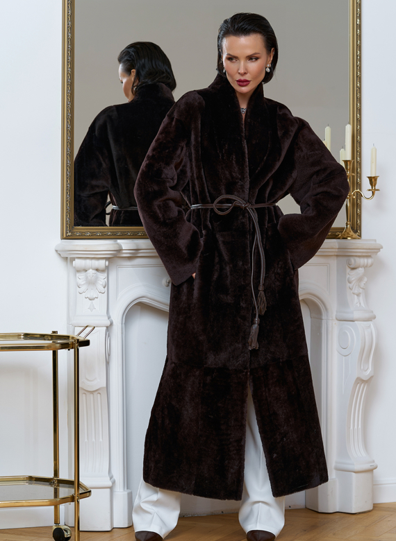 Двухсторонняя женская дубленка с декоративным поясом