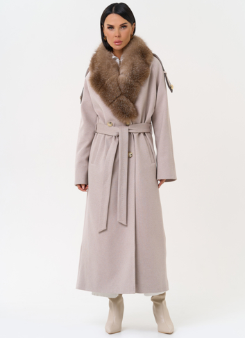 Утепленное женское пальто с английским воротником из меха фроста