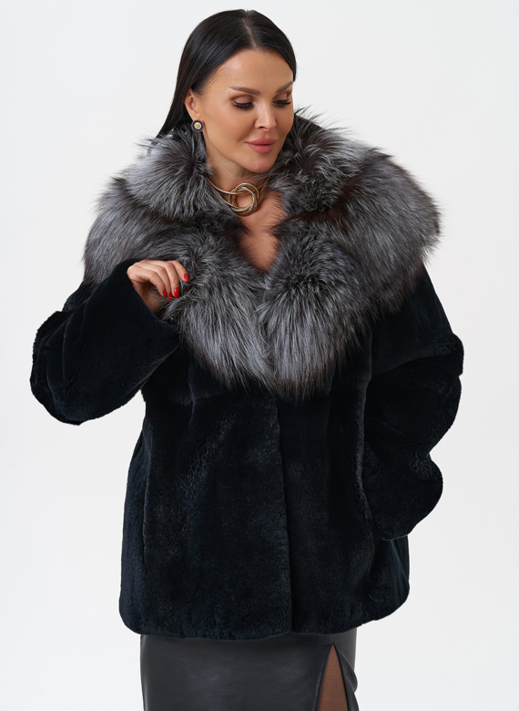 Шуба из меха кролика с капюшоном из чернобурки