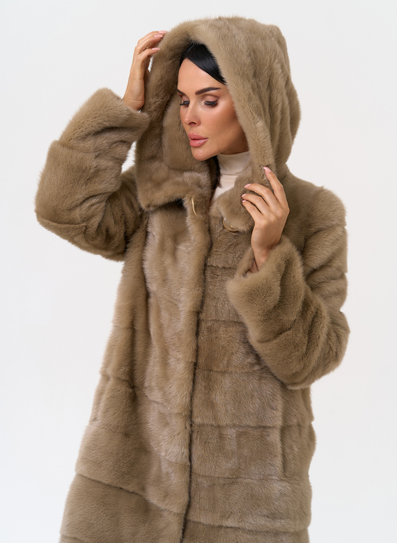Поперечная норковая шуба с капюшоном