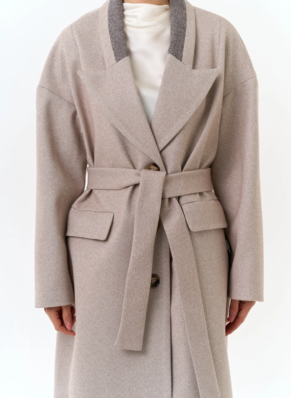Женское пальто с акцентным воротником