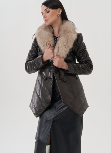 Кожаная куртка на пуговицах с английским воротником, отделка песец