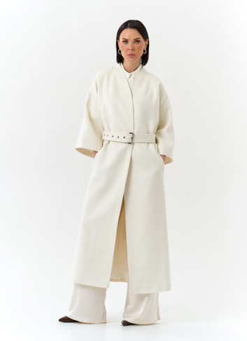 Женское пальто белого цвета