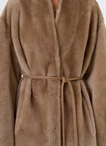 Двухсторонняя женская дубленка с декоративным поясом