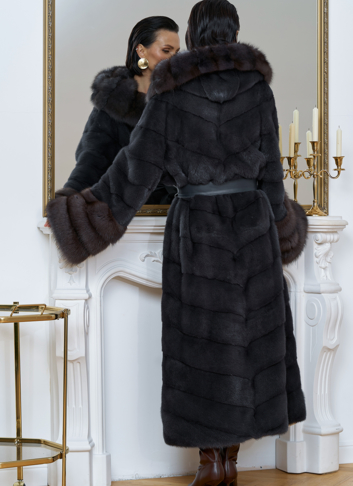Длинная шуба из меха норки с отделкой из меха куницы