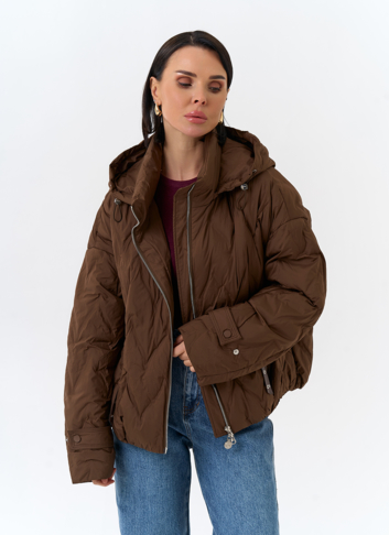 Женская куртка с капюшоном в коричневом цвете