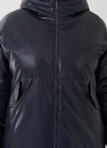 Женский пуховик синего цвета из эко кожи